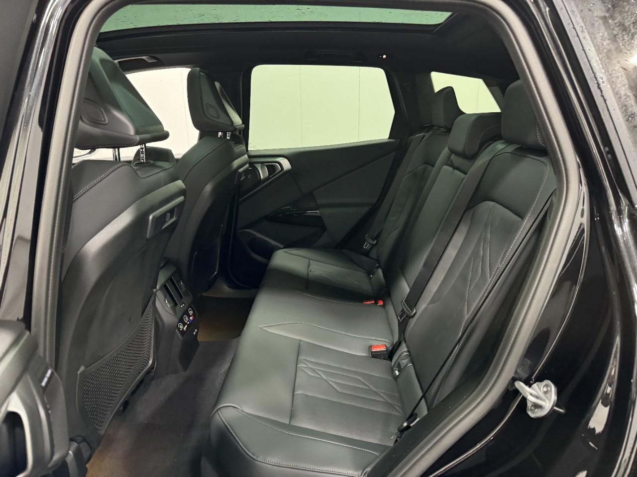 BMW X3 Vehicle Full-screen Gallery Image 8