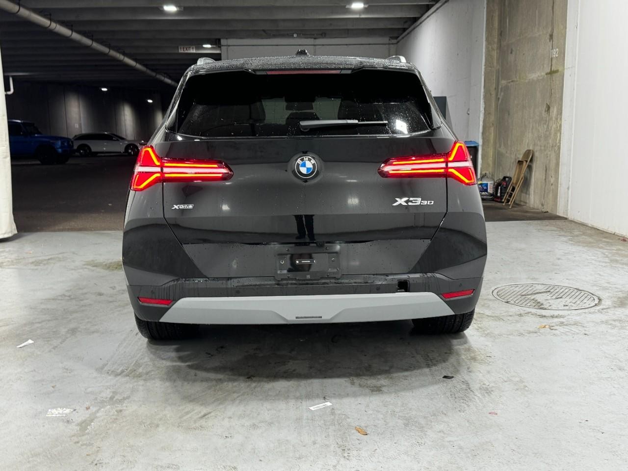 BMW X3 Vehicle Full-screen Gallery Image 9