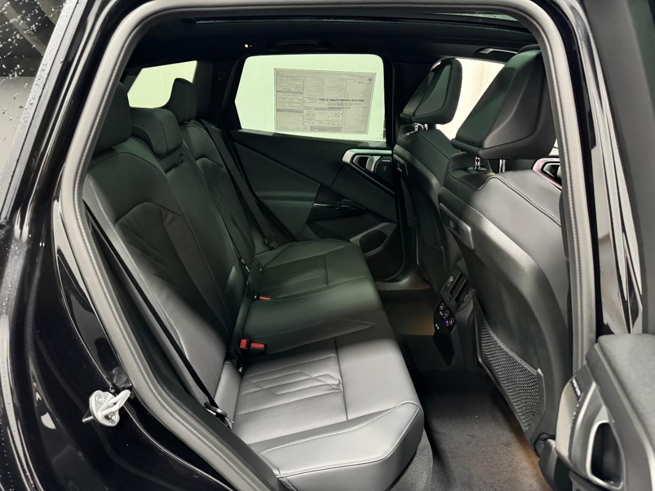 BMW X3 Vehicle Full-screen Gallery Image 10