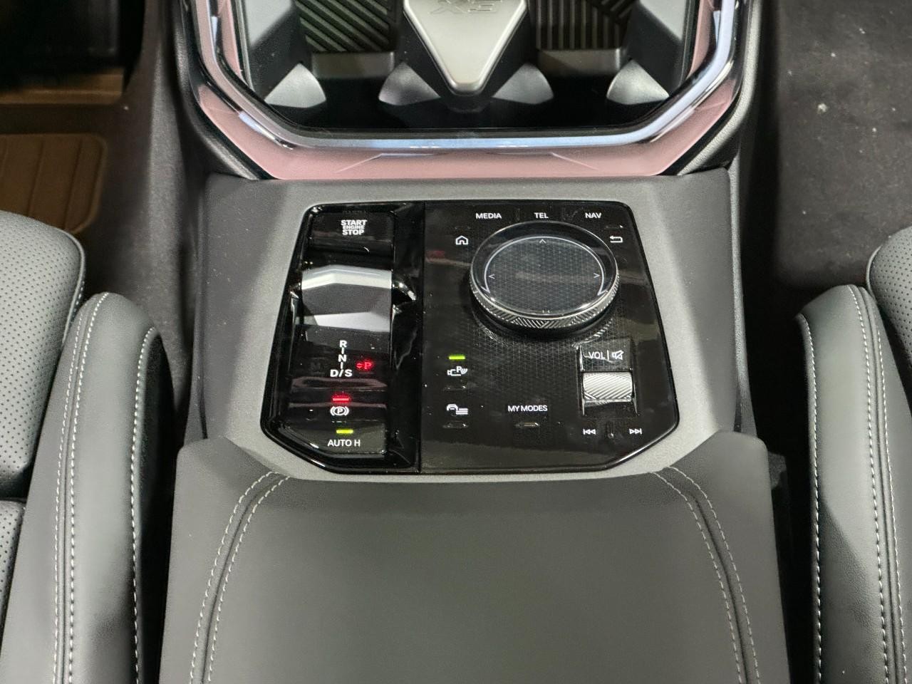 BMW X3 Vehicle Full-screen Gallery Image 16