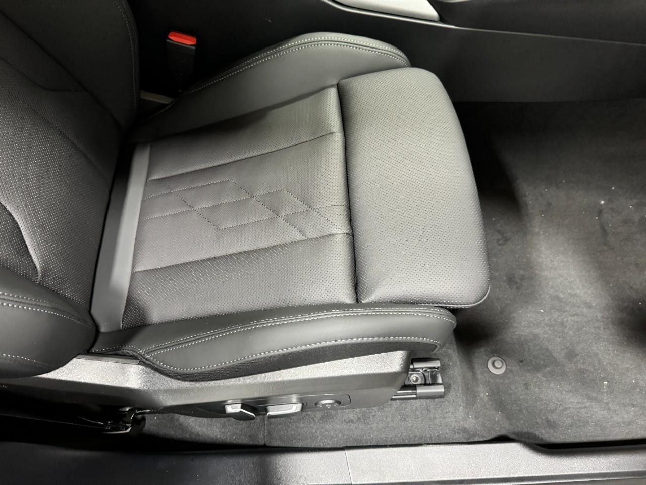 BMW X3 Vehicle Full-screen Gallery Image 19