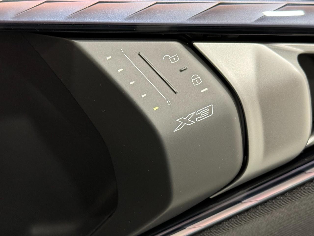 BMW X3 Vehicle Full-screen Gallery Image 21