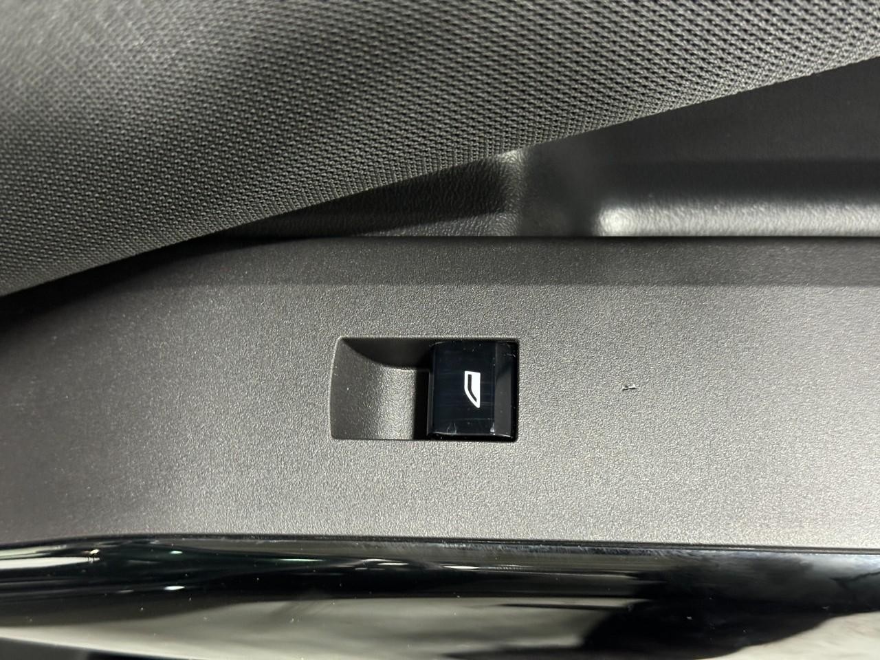 BMW X3 Vehicle Full-screen Gallery Image 22