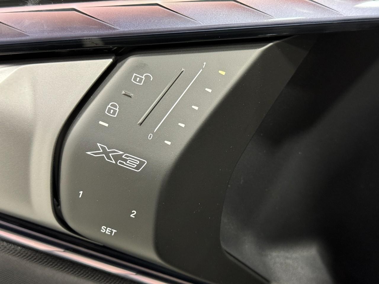 BMW X3 Vehicle Full-screen Gallery Image 24