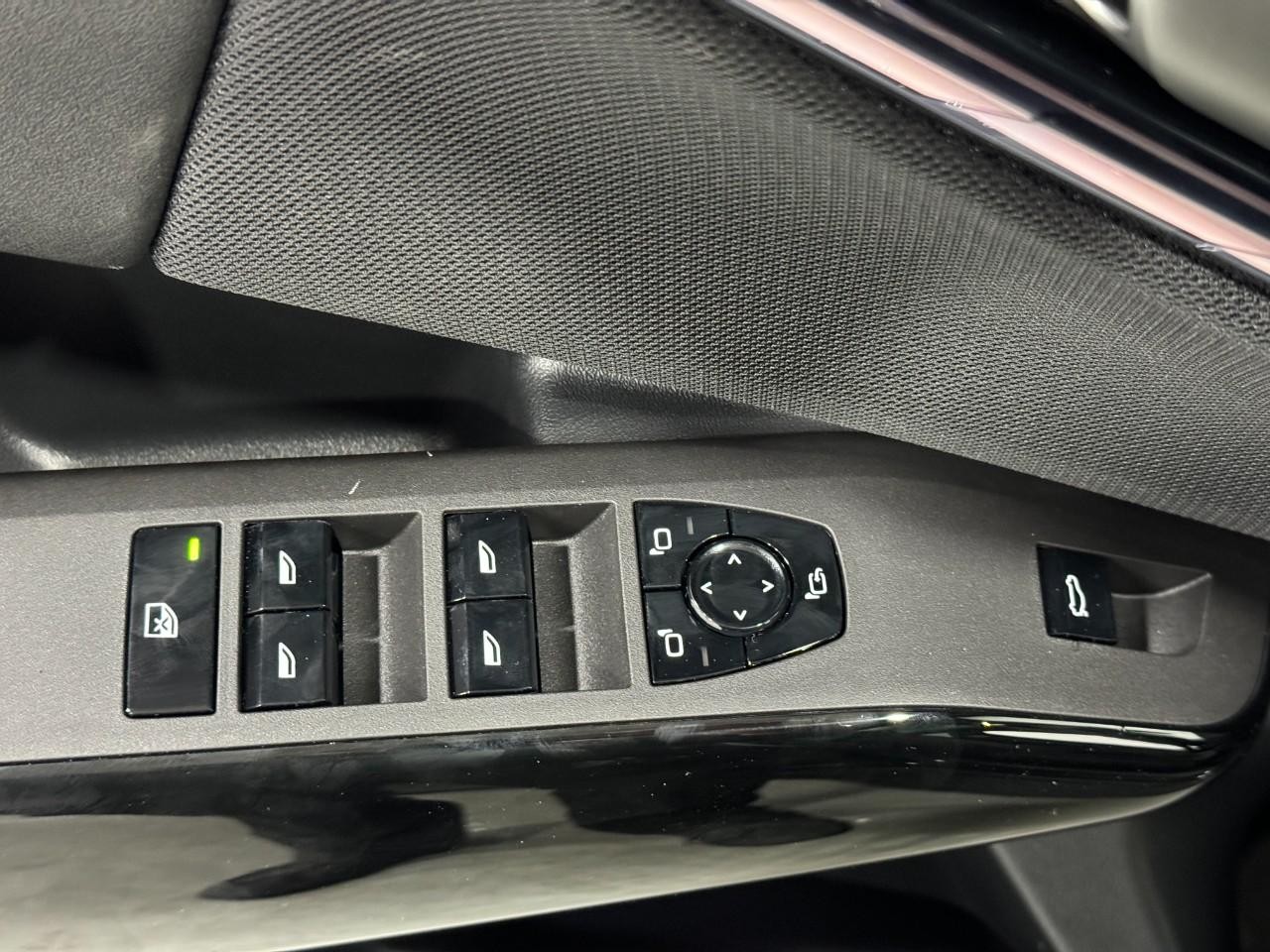 BMW X3 Vehicle Full-screen Gallery Image 25