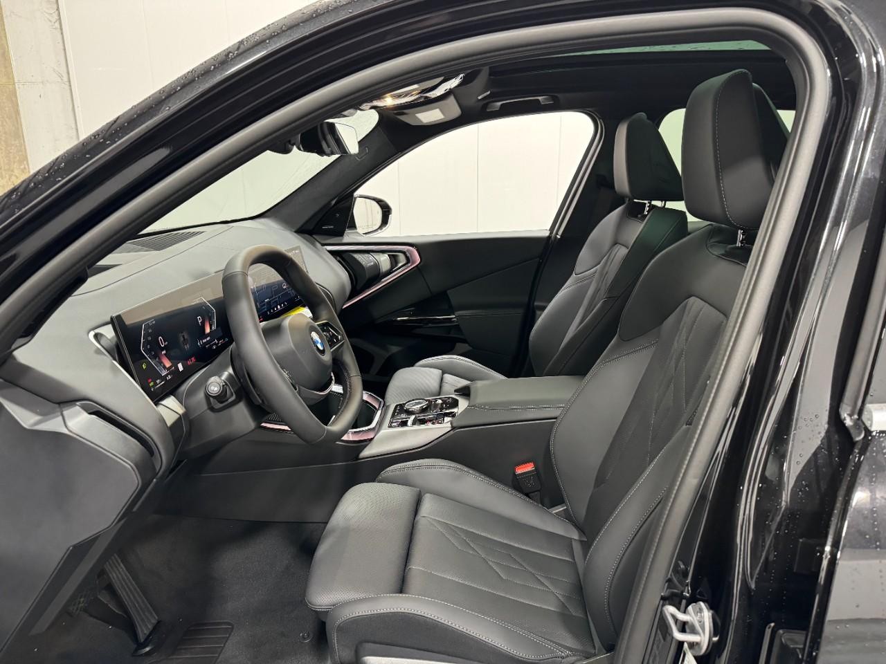 BMW X3 Vehicle Full-screen Gallery Image 26