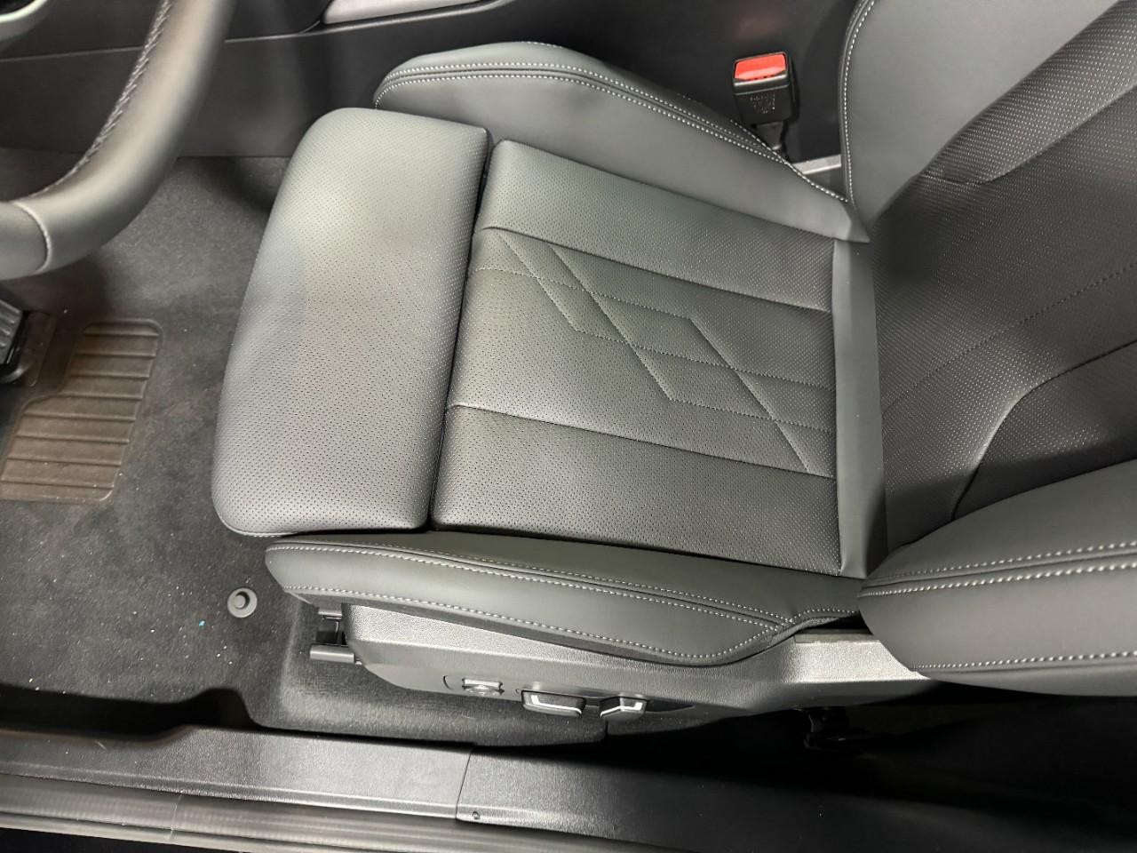 BMW X3 Vehicle Full-screen Gallery Image 27