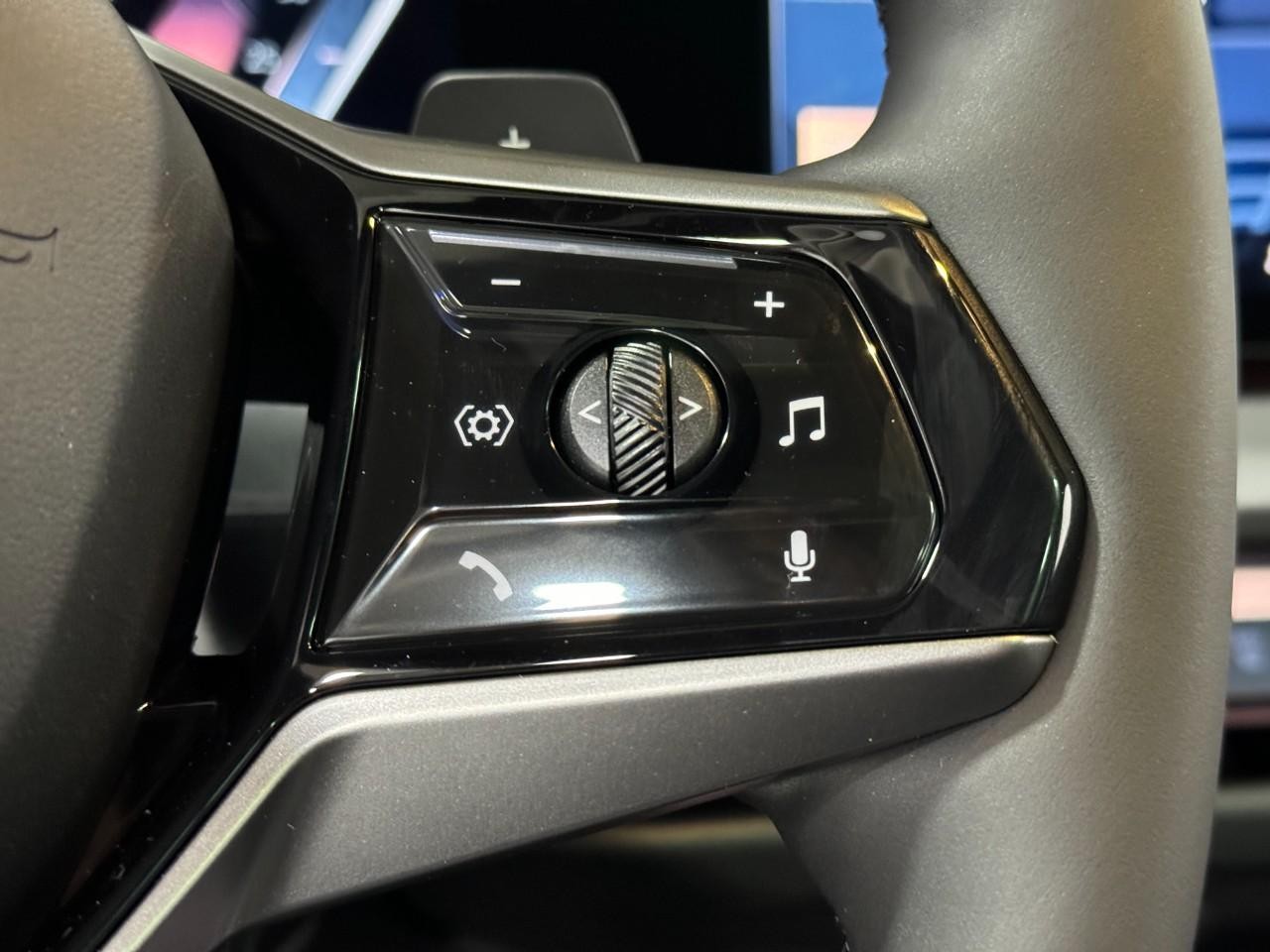 BMW X3 Vehicle Full-screen Gallery Image 30