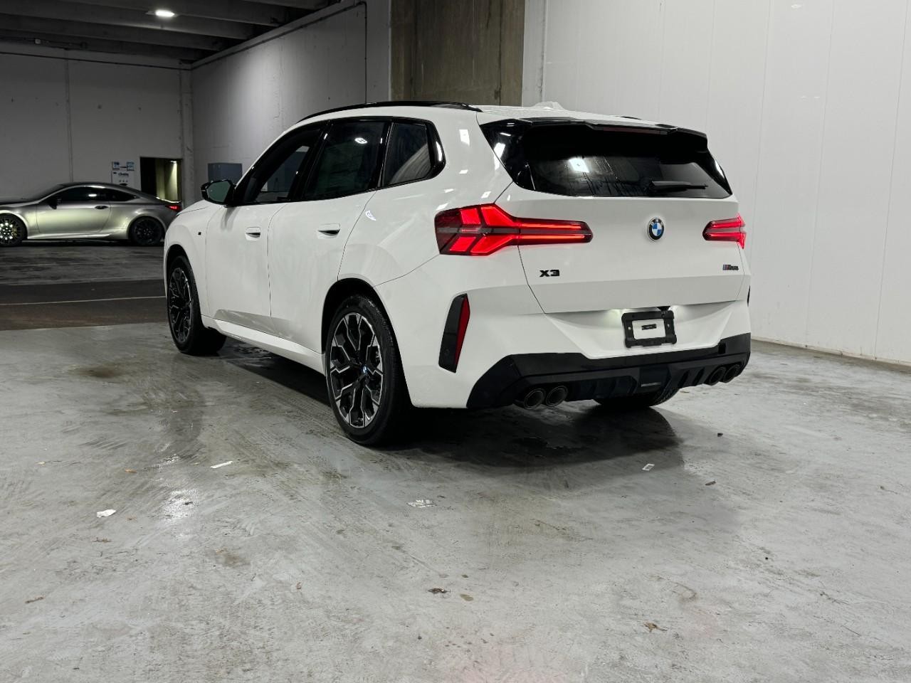 BMW X3 Vehicle Full-screen Gallery Image 3