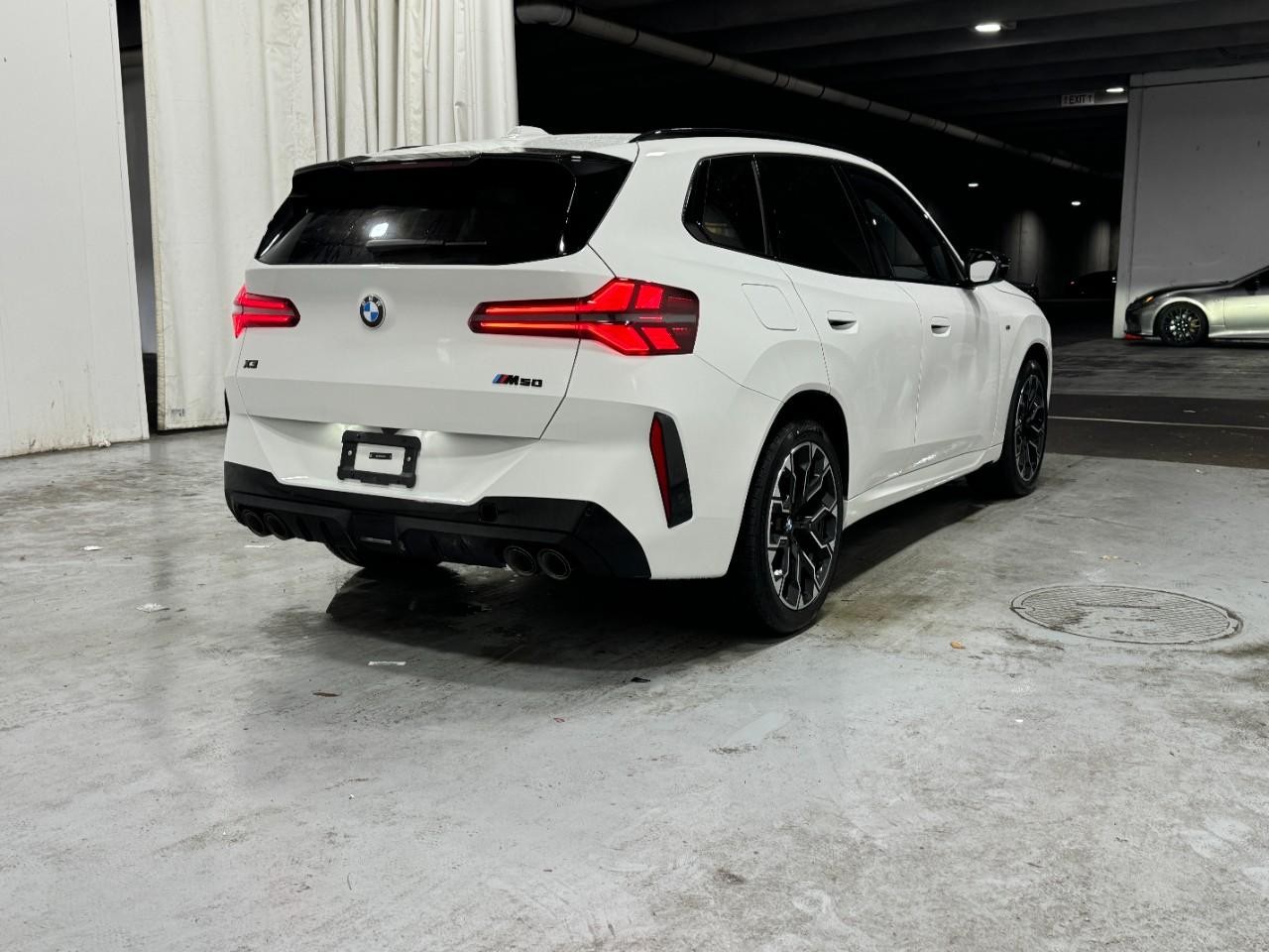 BMW X3 Vehicle Full-screen Gallery Image 4