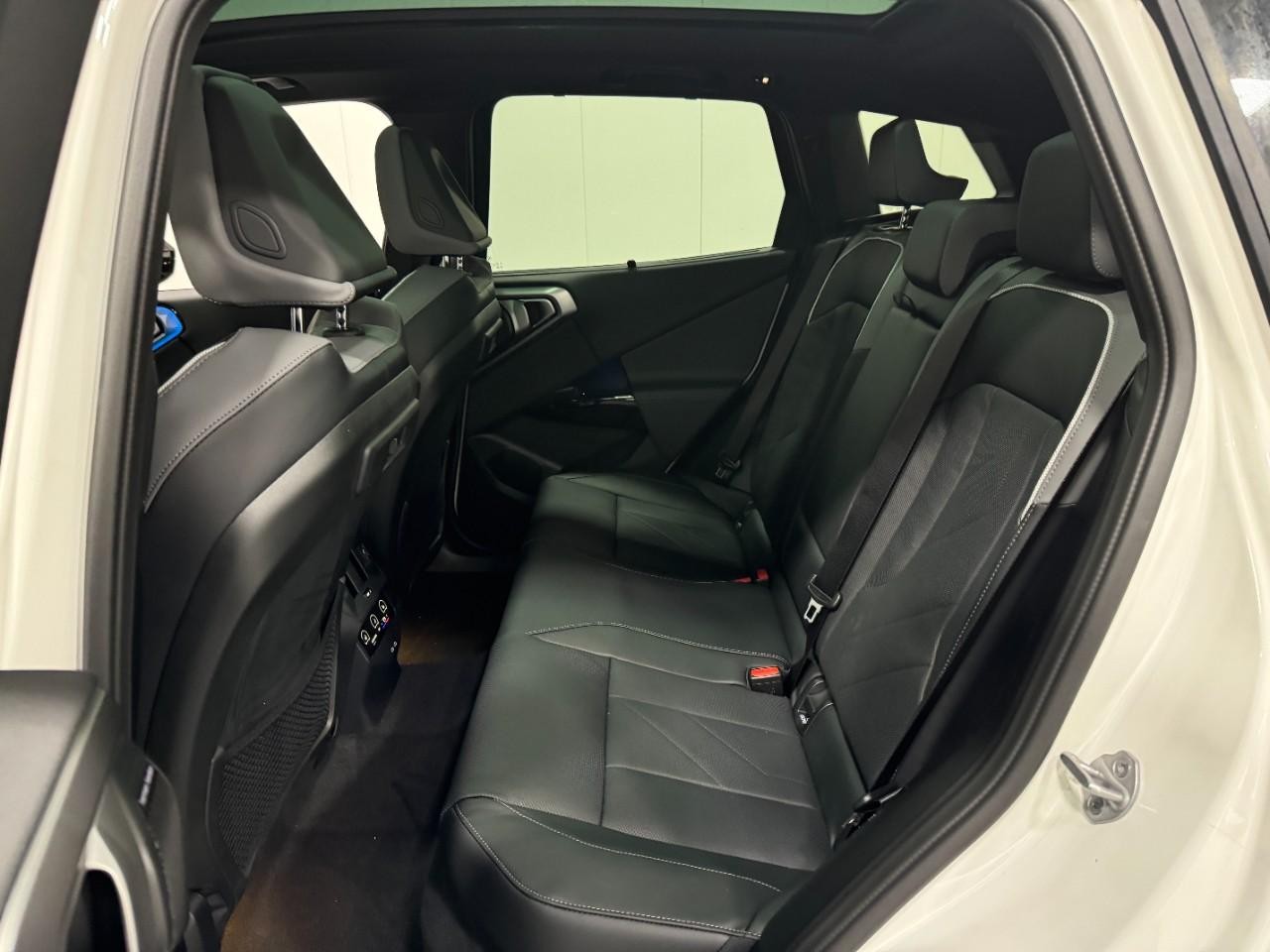 BMW X3 Vehicle Full-screen Gallery Image 8