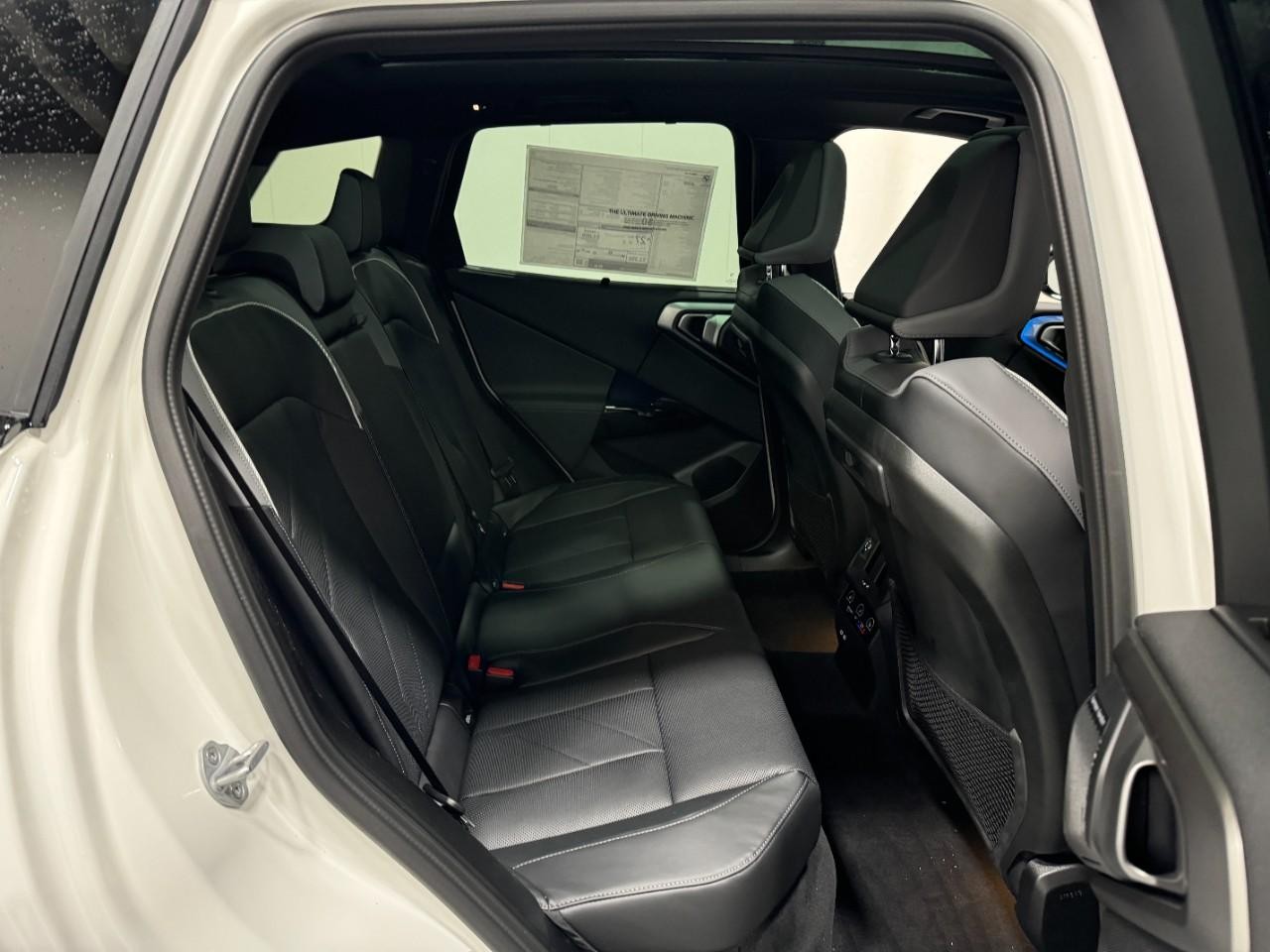 BMW X3 Vehicle Full-screen Gallery Image 10