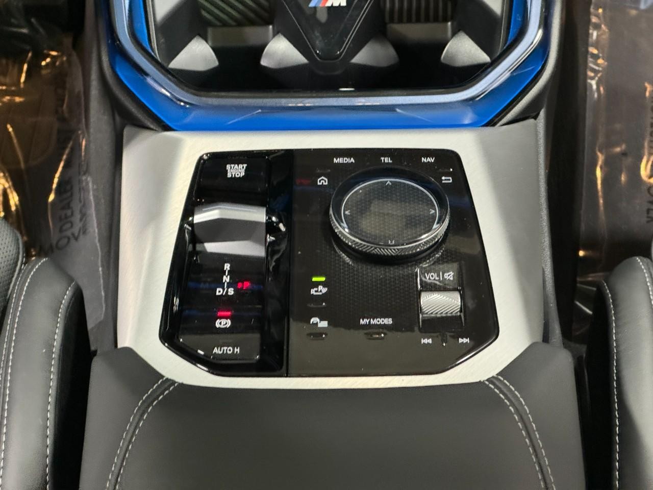 BMW X3 Vehicle Full-screen Gallery Image 16