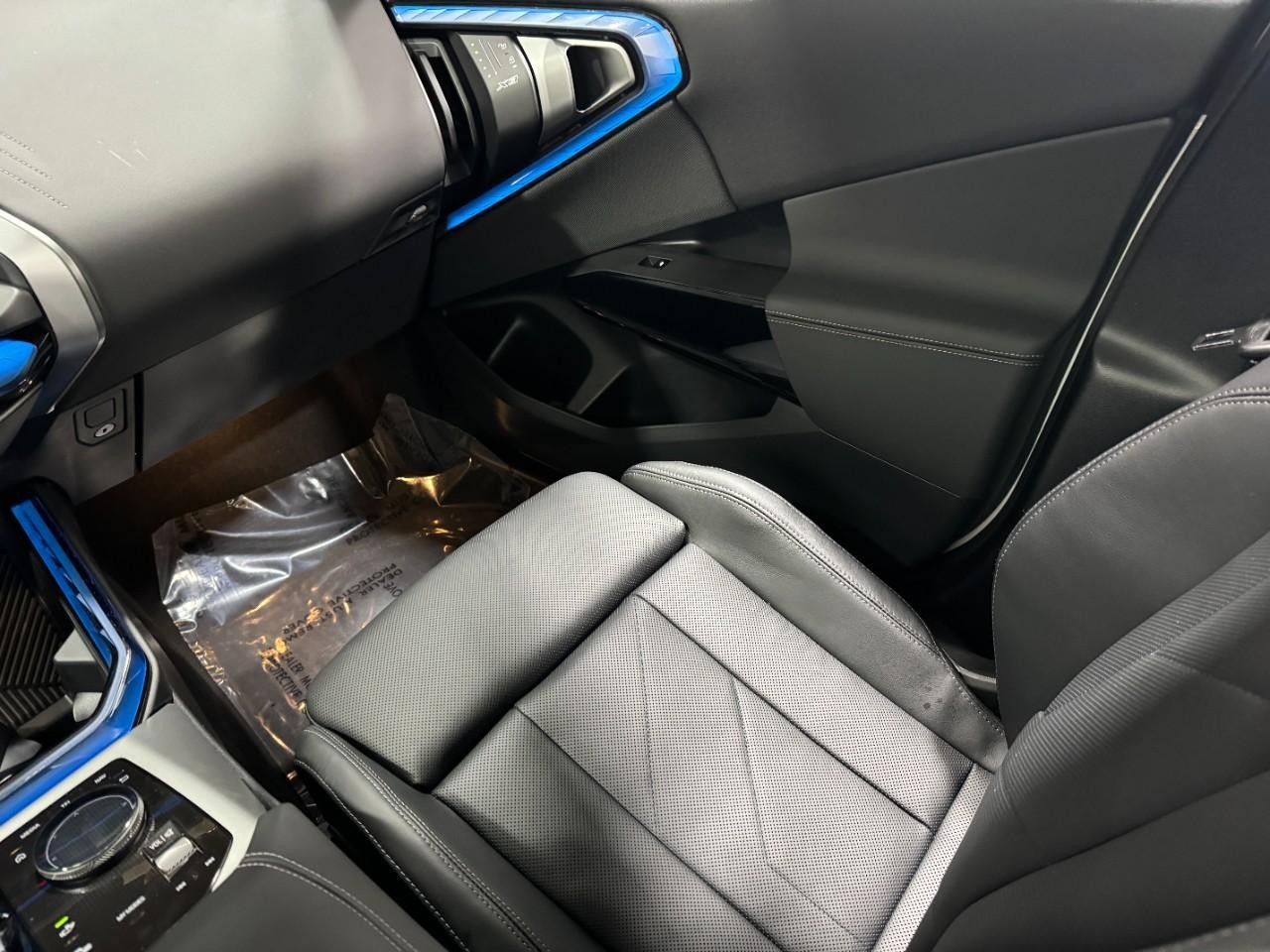 BMW X3 Vehicle Full-screen Gallery Image 17