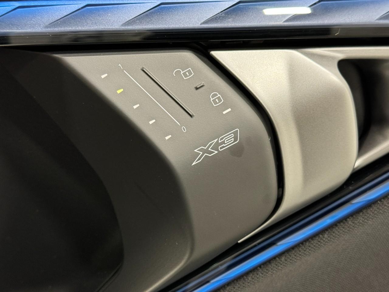 BMW X3 Vehicle Full-screen Gallery Image 21
