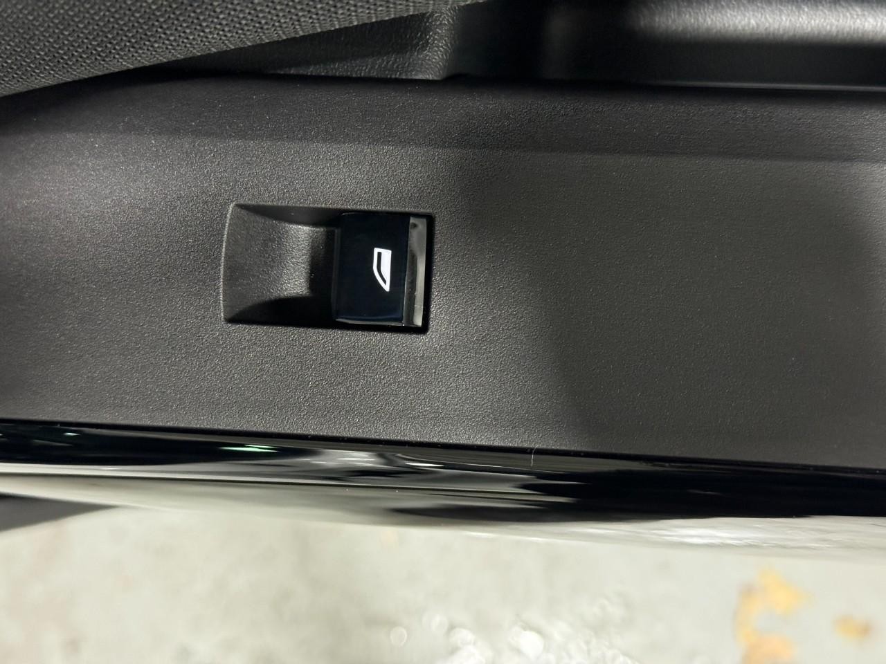 BMW X3 Vehicle Full-screen Gallery Image 22