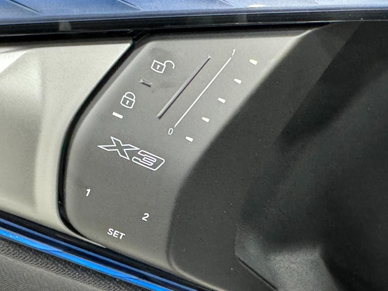 BMW X3 Vehicle Full-screen Gallery Image 24