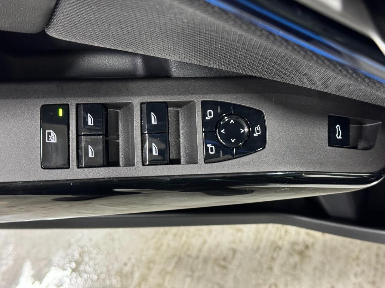 BMW X3 Vehicle Full-screen Gallery Image 25