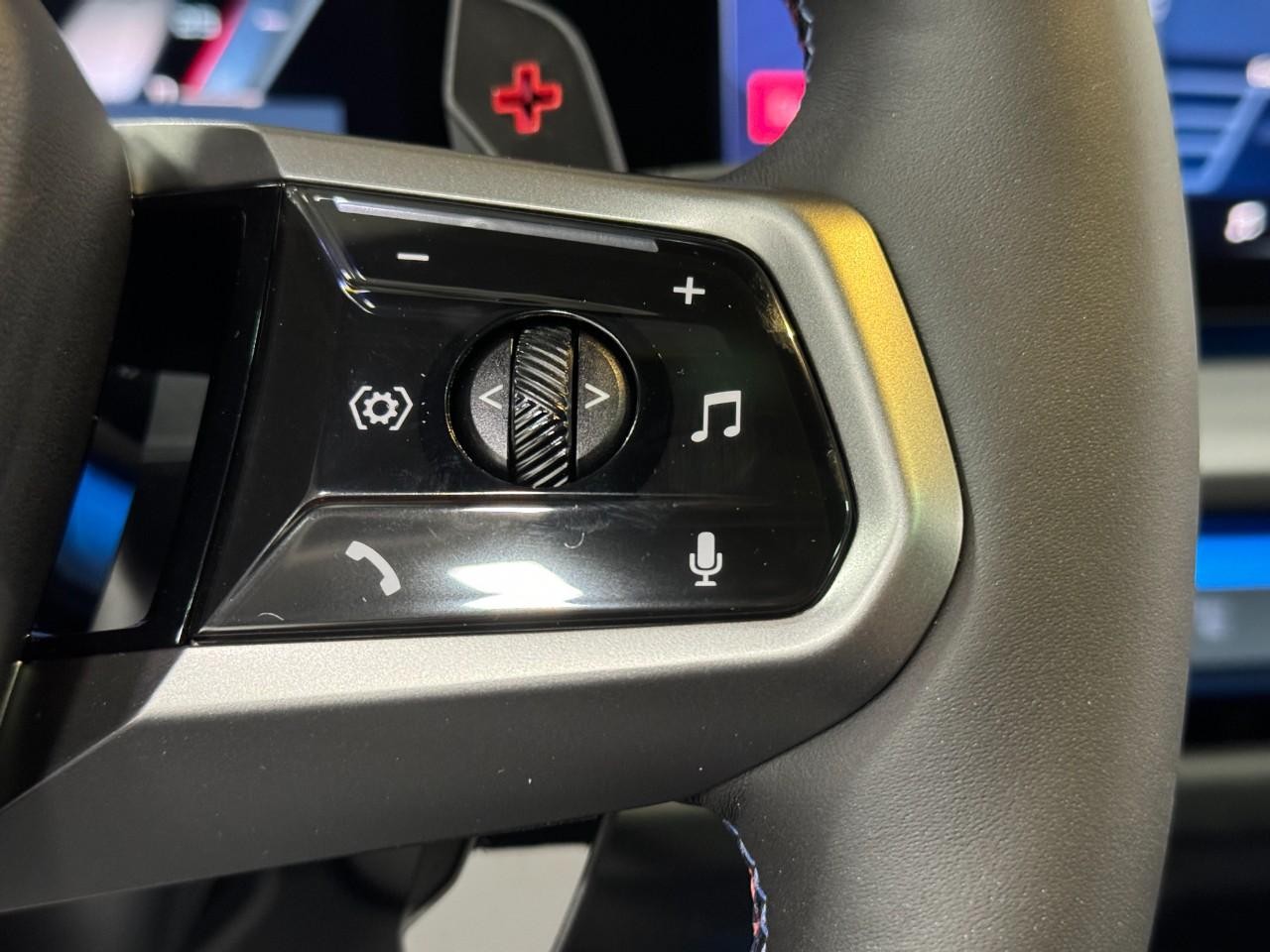 BMW X3 Vehicle Full-screen Gallery Image 30