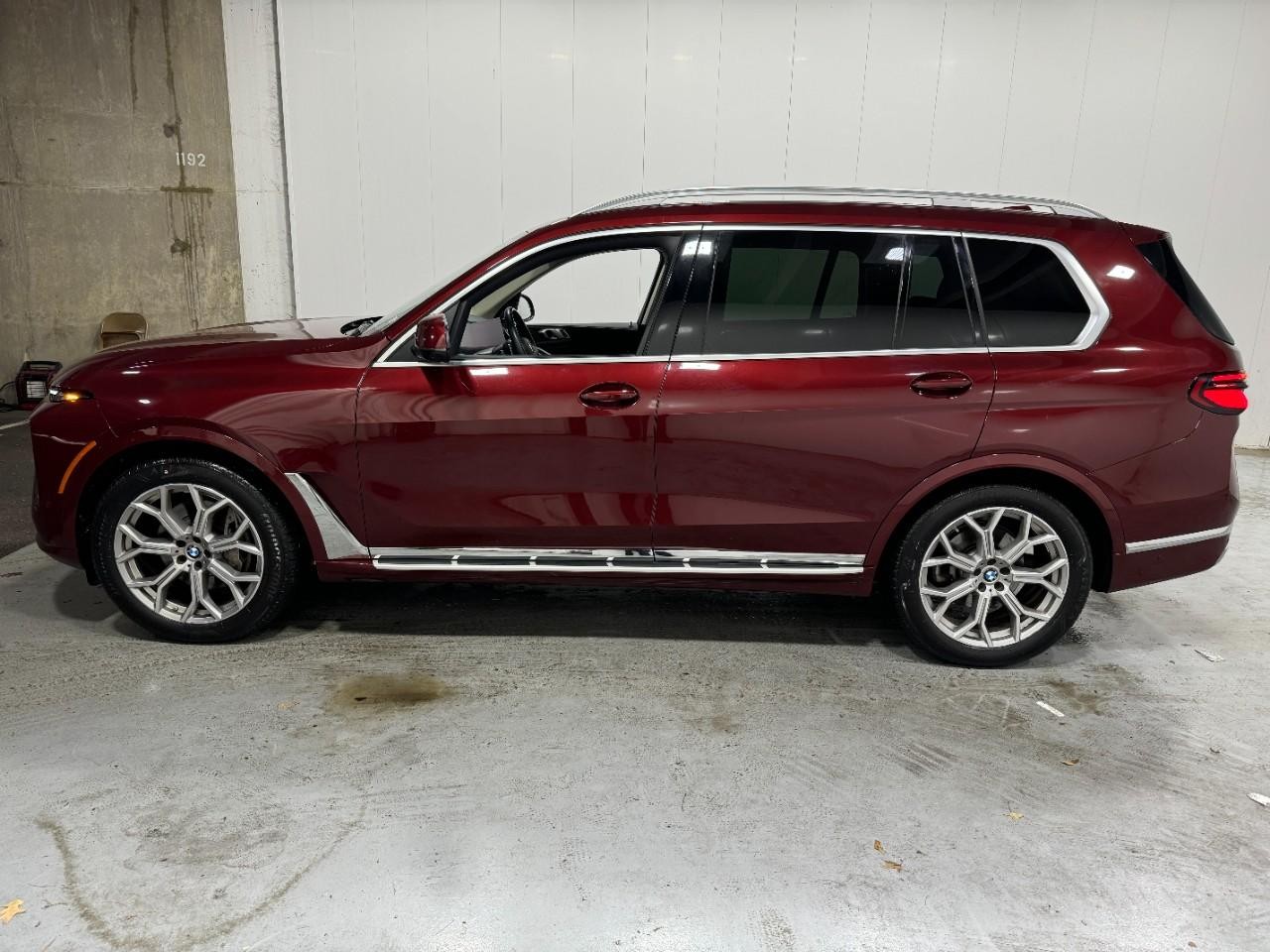 BMW X7 Vehicle Full-screen Gallery Image 2