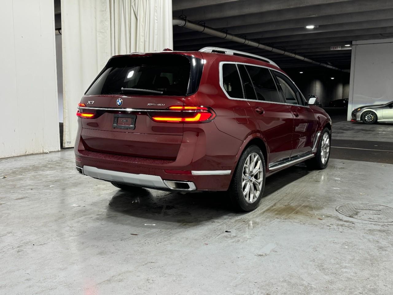 BMW X7 Vehicle Full-screen Gallery Image 4