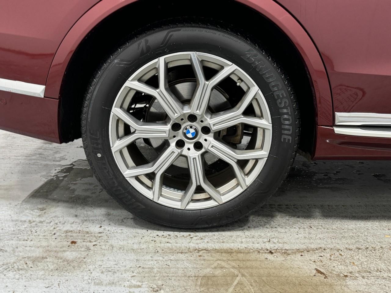 BMW X7 Vehicle Full-screen Gallery Image 5