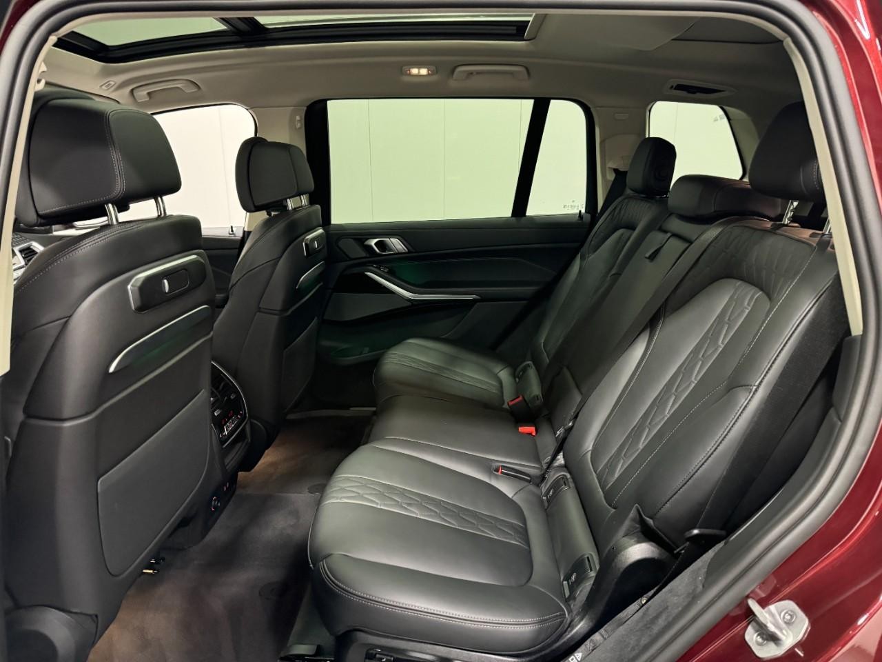 BMW X7 Vehicle Full-screen Gallery Image 8