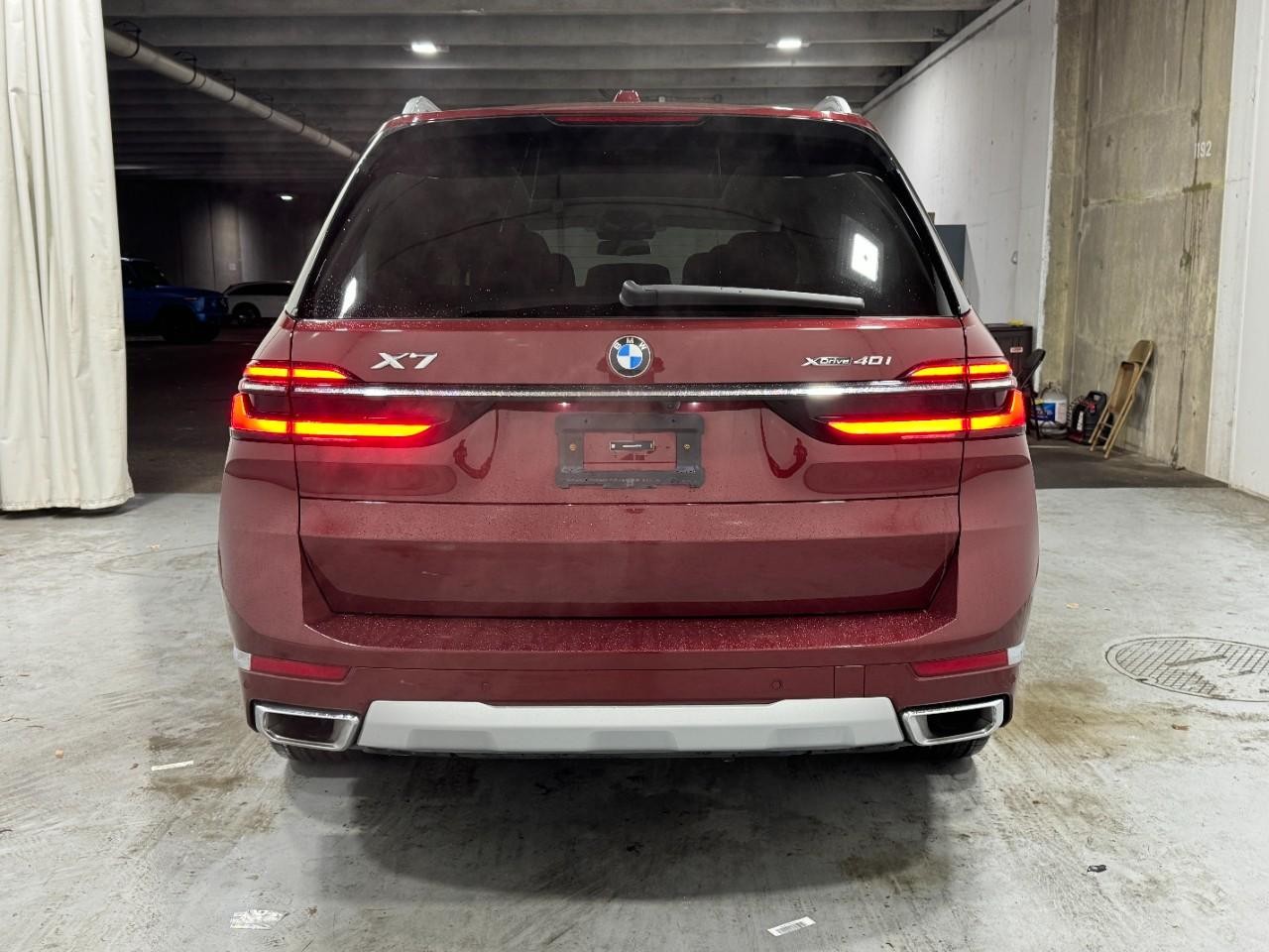 BMW X7 Vehicle Full-screen Gallery Image 9