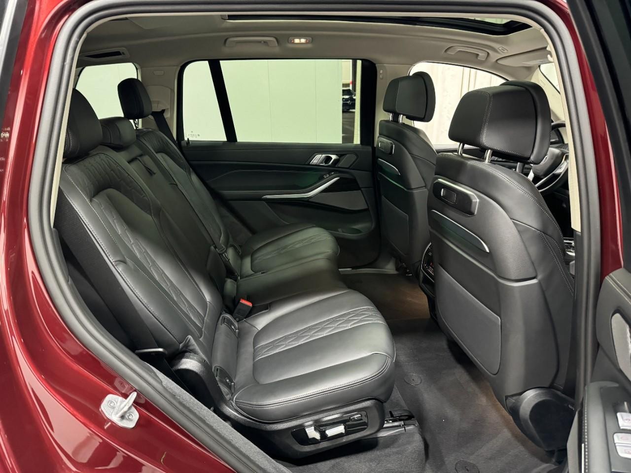 BMW X7 Vehicle Full-screen Gallery Image 10