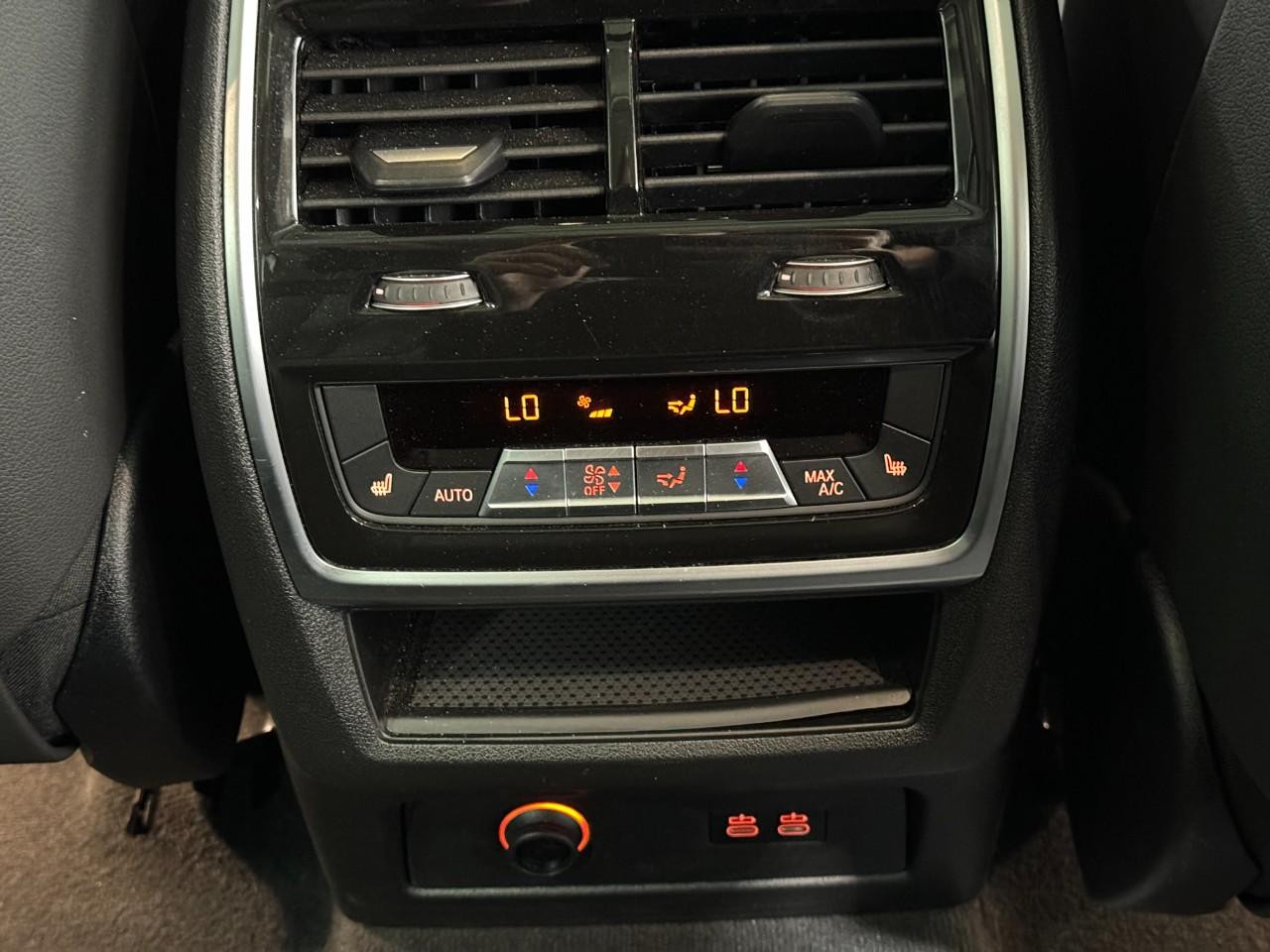 BMW X7 Vehicle Full-screen Gallery Image 11