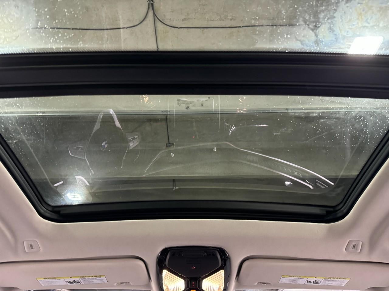 BMW X7 Vehicle Full-screen Gallery Image 12