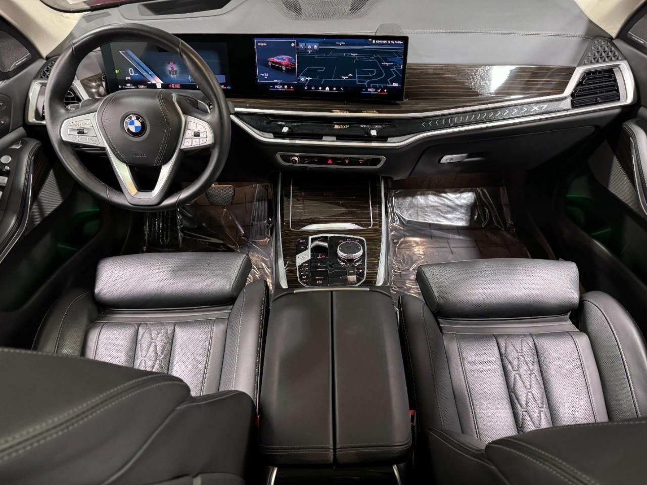 BMW X7 Vehicle Full-screen Gallery Image 13