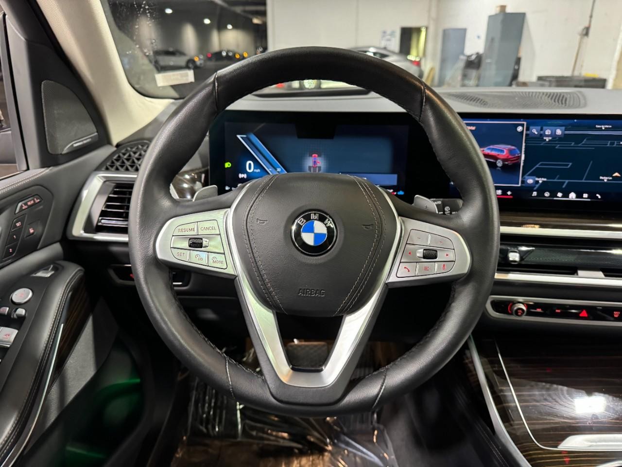 BMW X7 Vehicle Full-screen Gallery Image 14