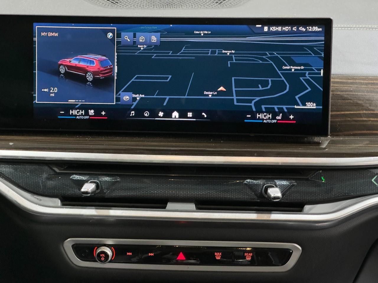 BMW X7 Vehicle Full-screen Gallery Image 15
