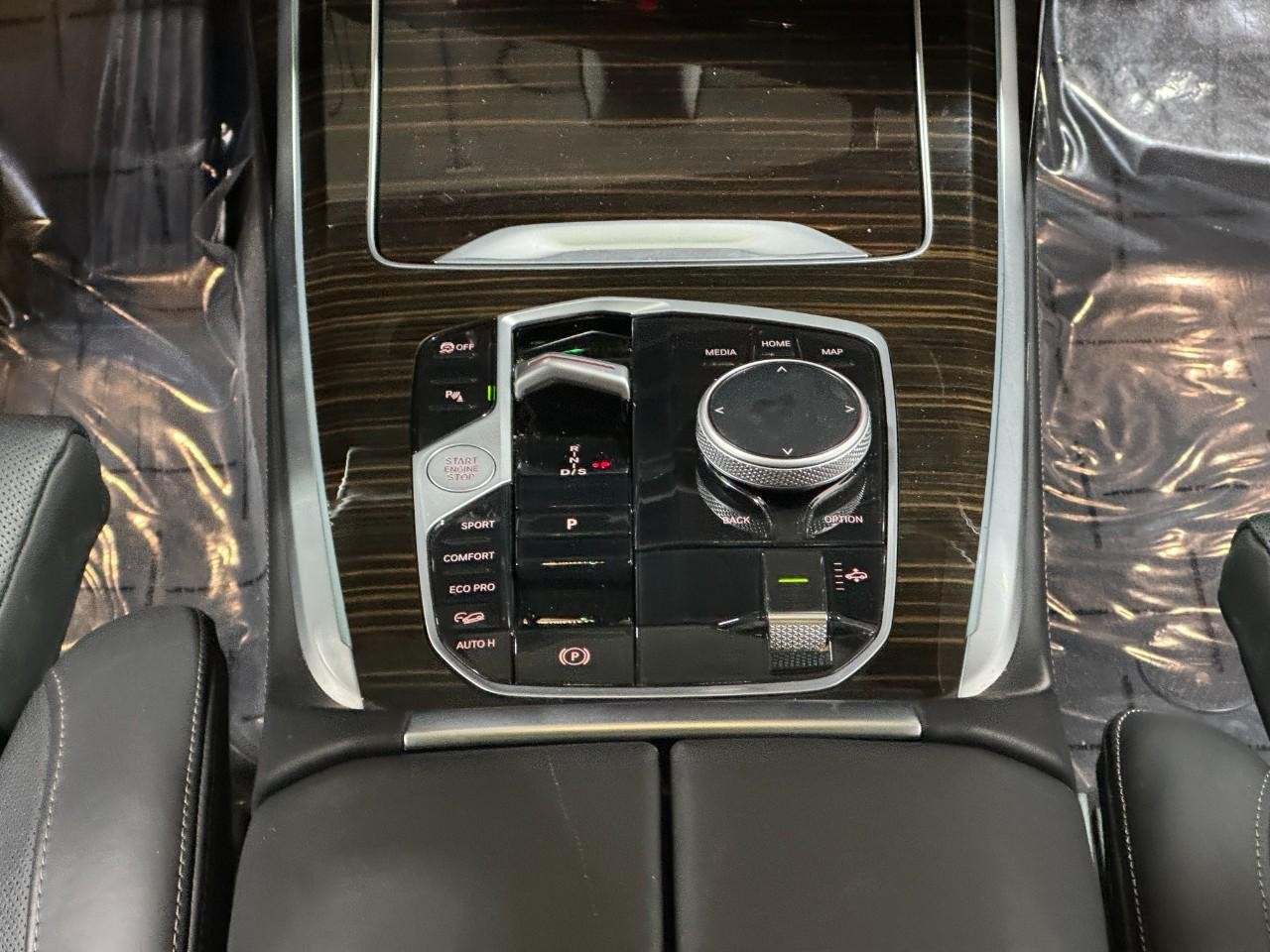 BMW X7 Vehicle Full-screen Gallery Image 16