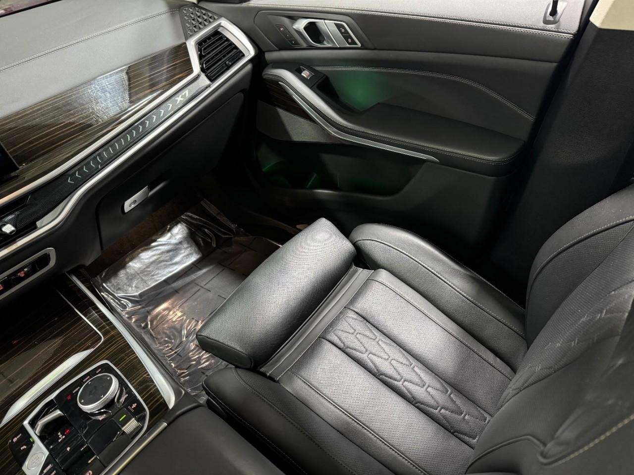 BMW X7 Vehicle Full-screen Gallery Image 17