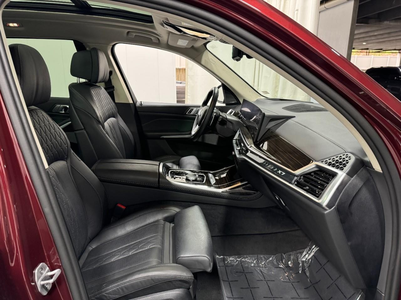 BMW X7 Vehicle Full-screen Gallery Image 18