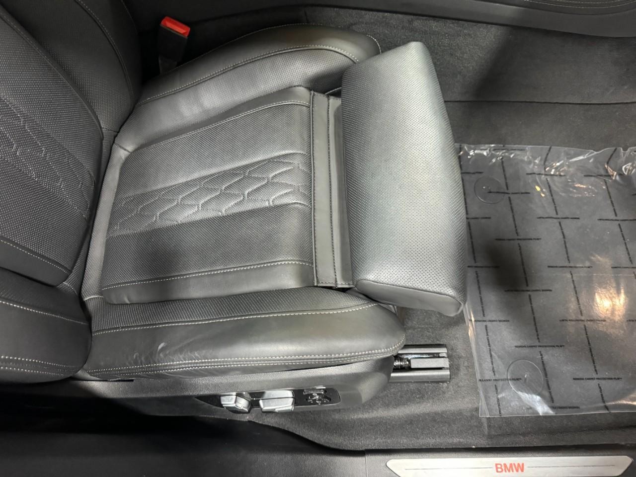 BMW X7 Vehicle Full-screen Gallery Image 19