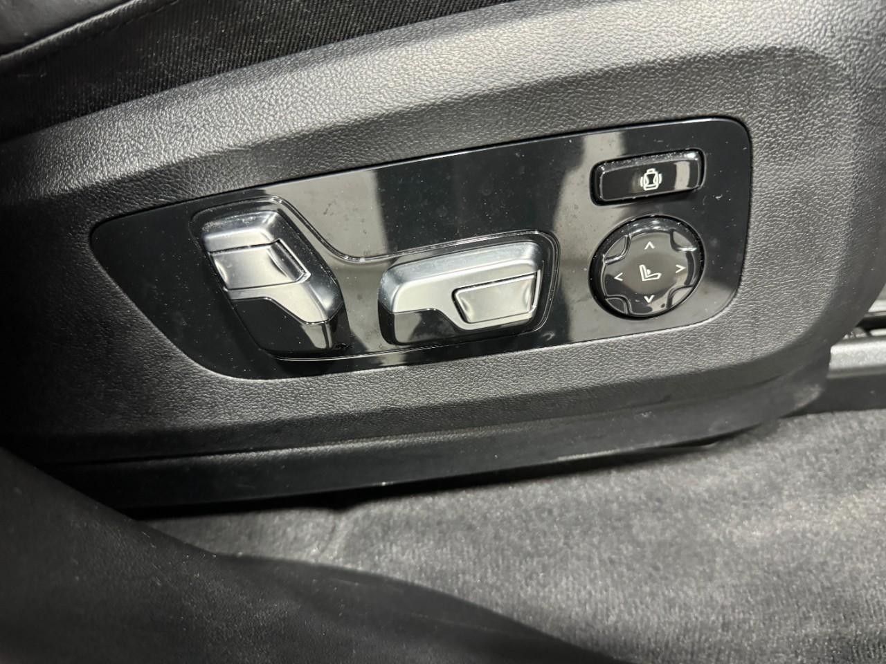 BMW X7 Vehicle Full-screen Gallery Image 20