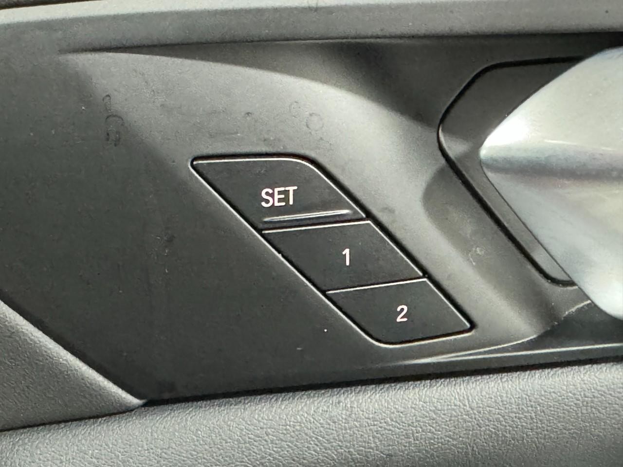 BMW X7 Vehicle Full-screen Gallery Image 21