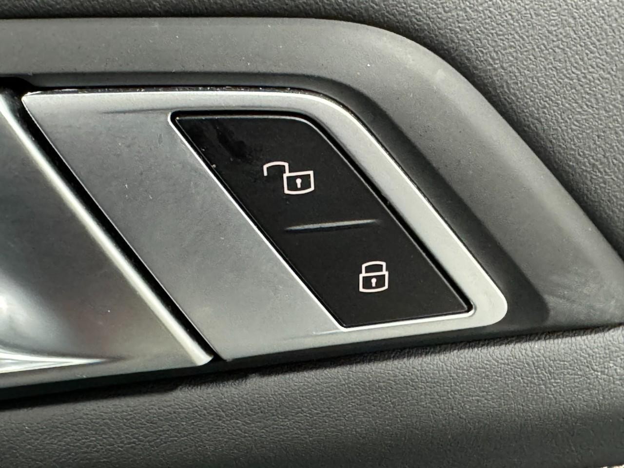 BMW X7 Vehicle Full-screen Gallery Image 22