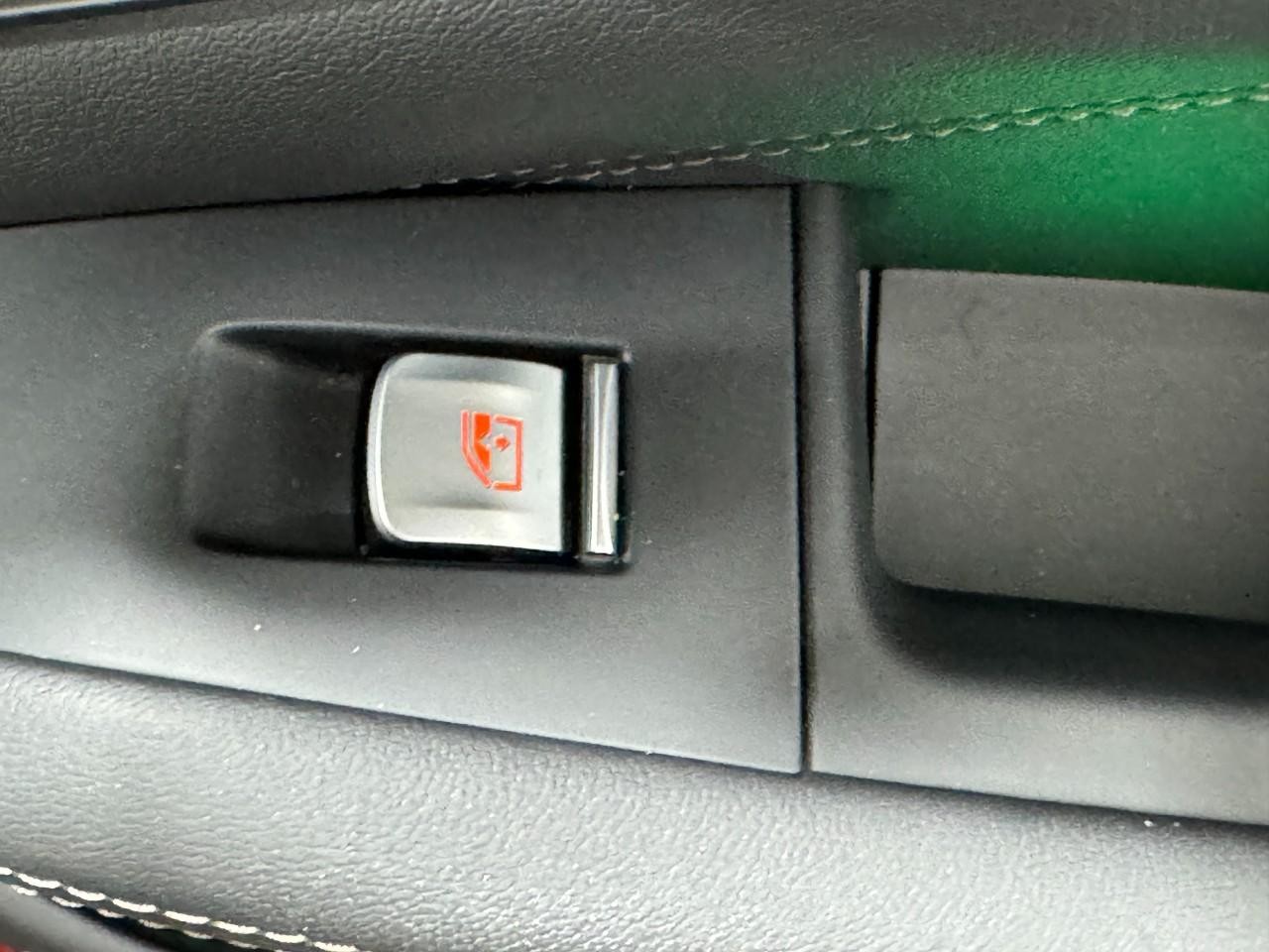 BMW X7 Vehicle Full-screen Gallery Image 23