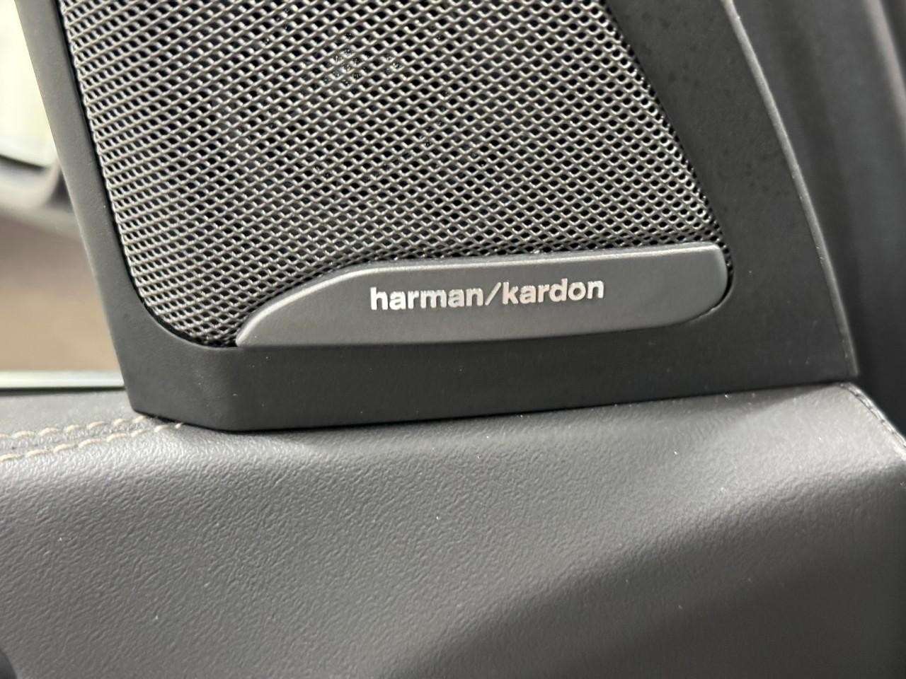 BMW X7 Vehicle Full-screen Gallery Image 24