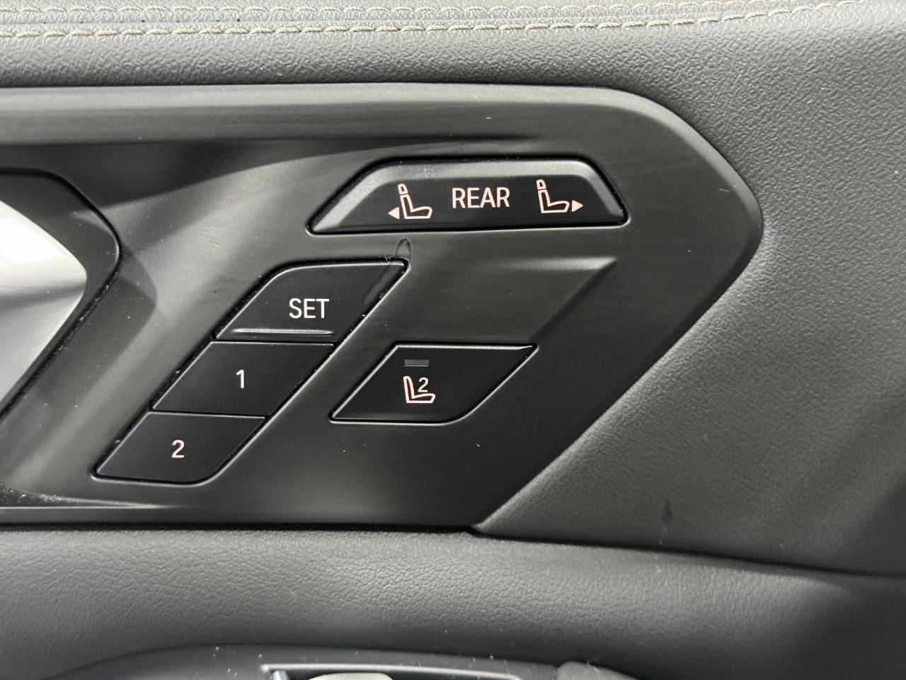 BMW X7 Vehicle Full-screen Gallery Image 25