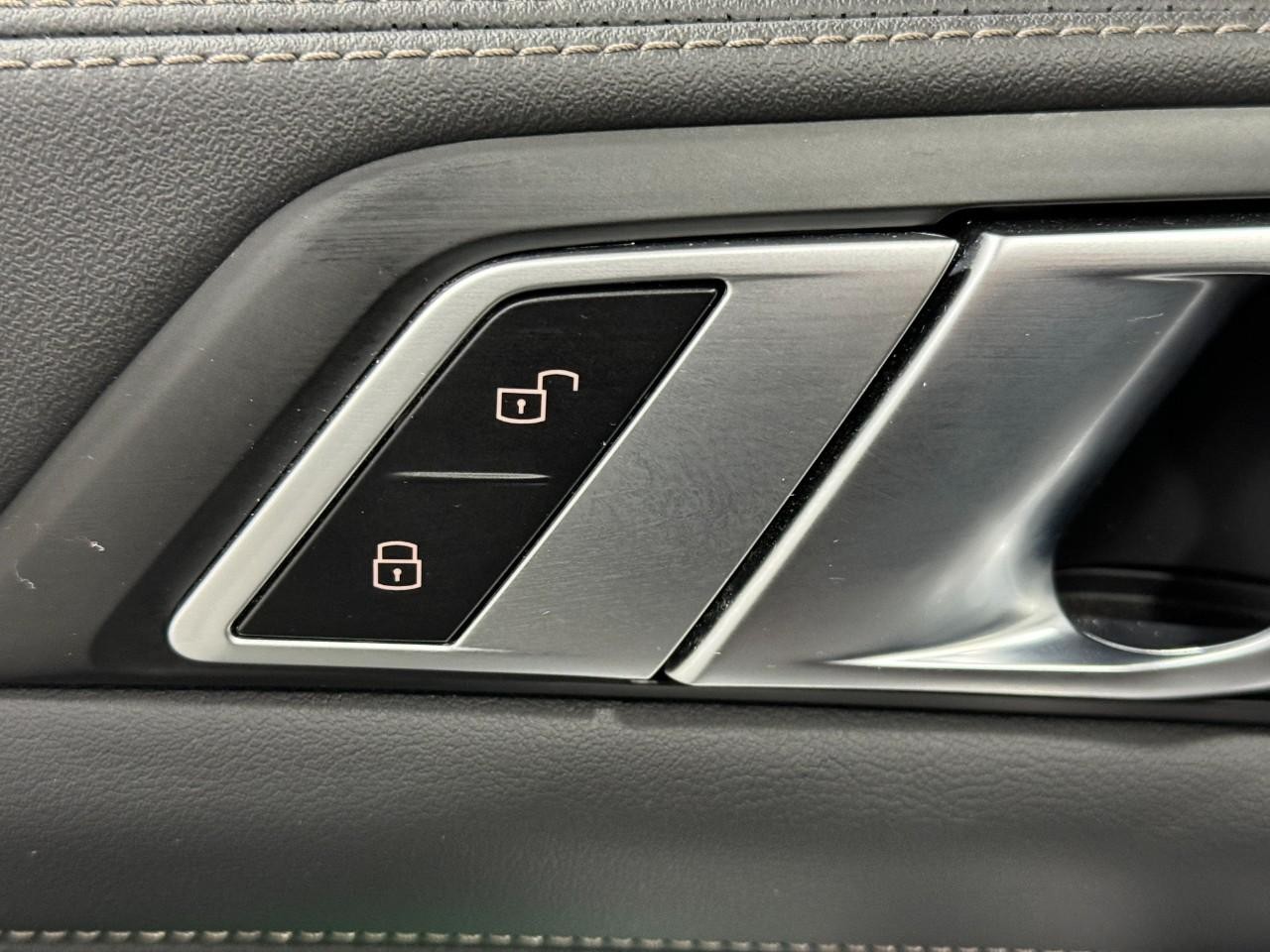 BMW X7 Vehicle Full-screen Gallery Image 26