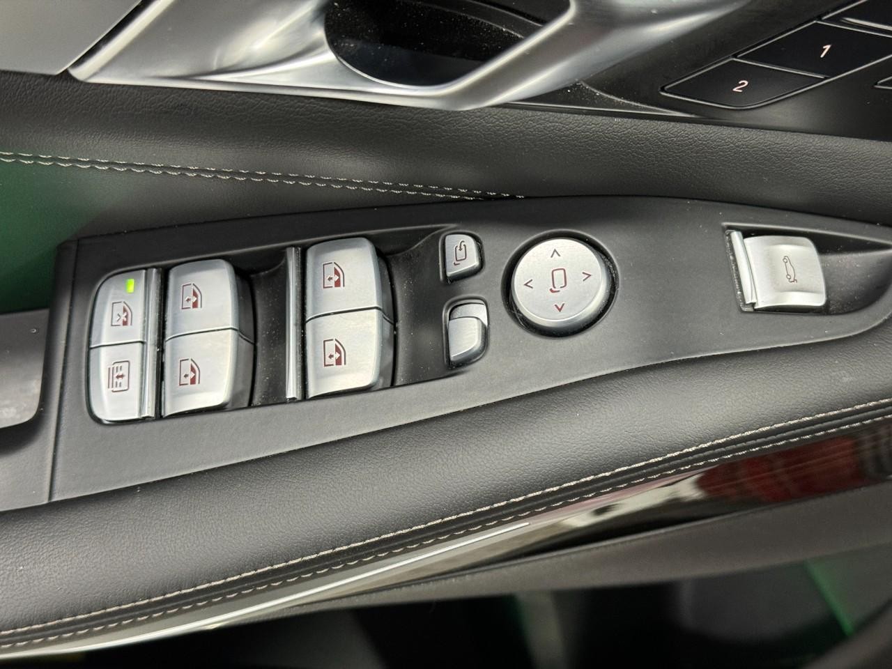 BMW X7 Vehicle Full-screen Gallery Image 27