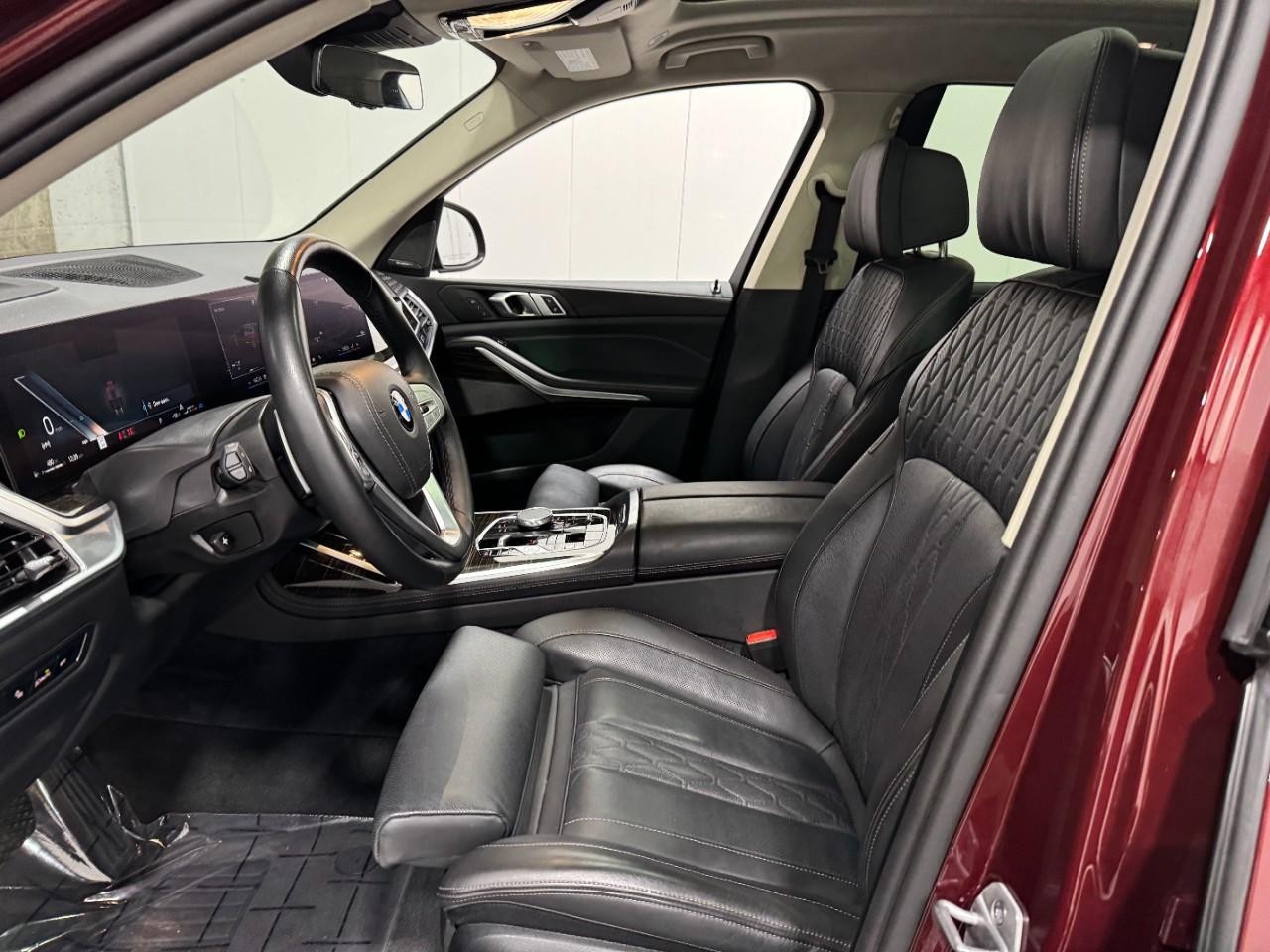 BMW X7 Vehicle Full-screen Gallery Image 28