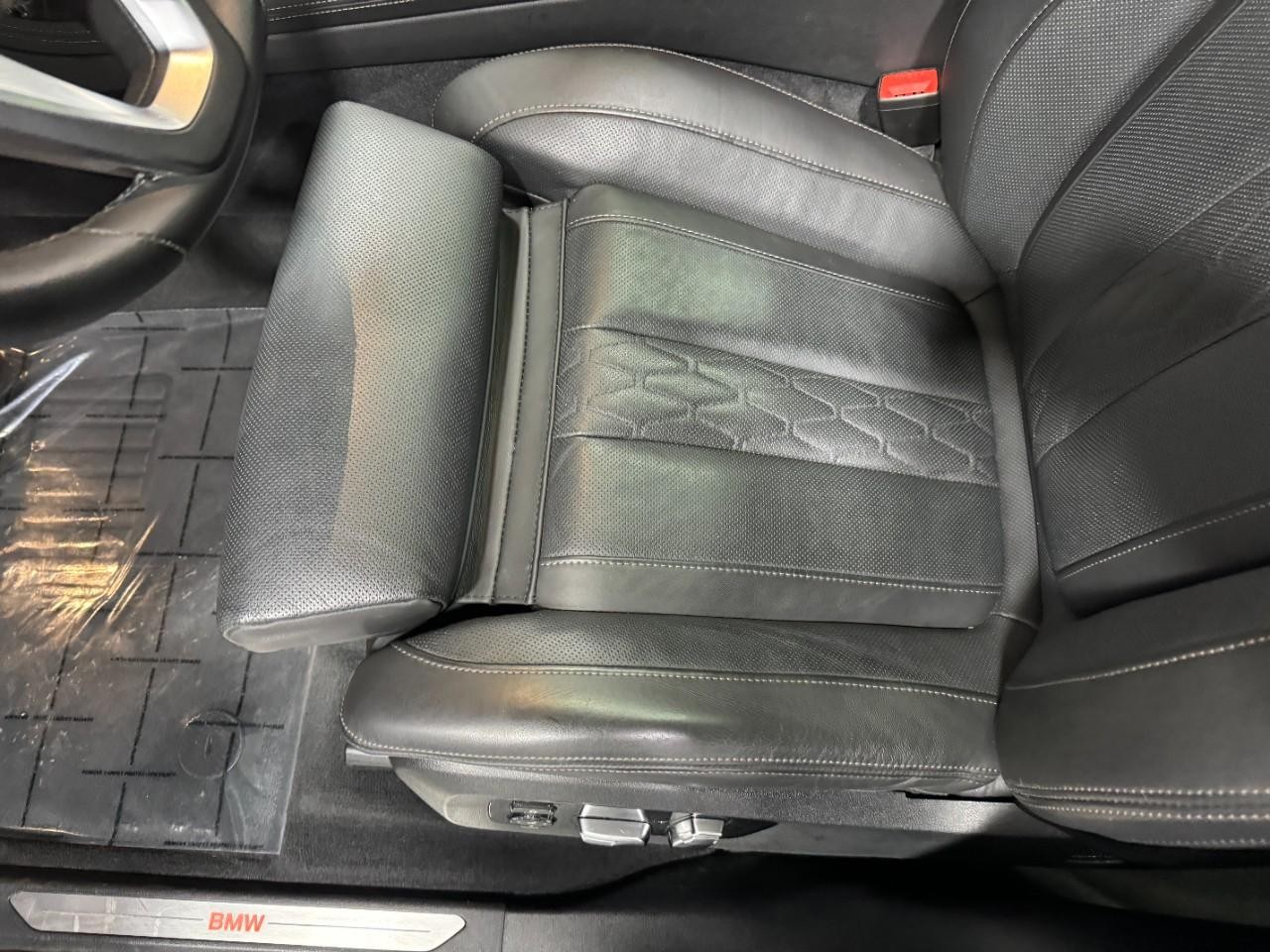 BMW X7 Vehicle Full-screen Gallery Image 29