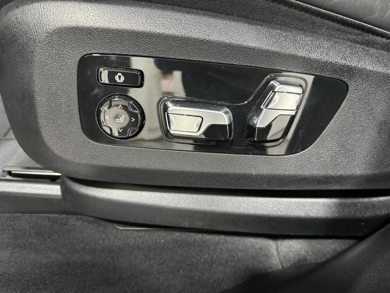 BMW X7 Vehicle Full-screen Gallery Image 30