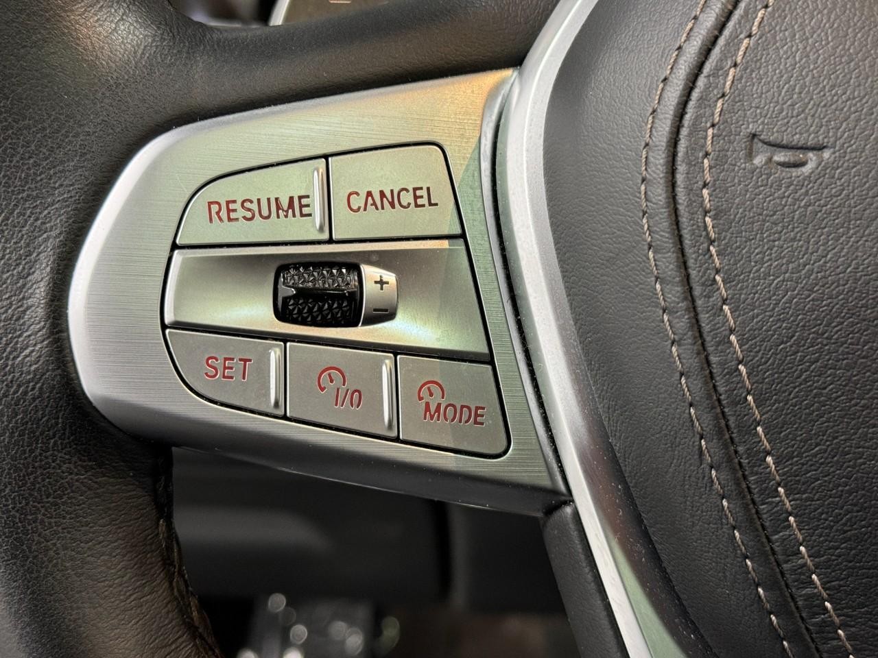 BMW X7 Vehicle Full-screen Gallery Image 32